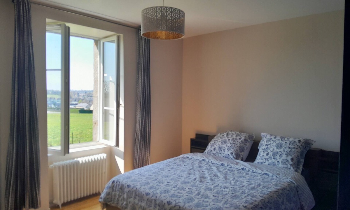Sainte-Cecile Bed & Breakfast | Bed and Breakfast 'Grande Chambre Lumineuse' with Private Garden and Wi-Fi