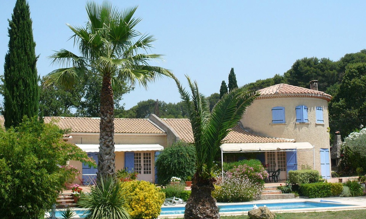 Roquevaire Bed & Breakfast | Bed and Breakfast in a 19th century Bastide in a large wooded park with swimming pool - sleeps 4