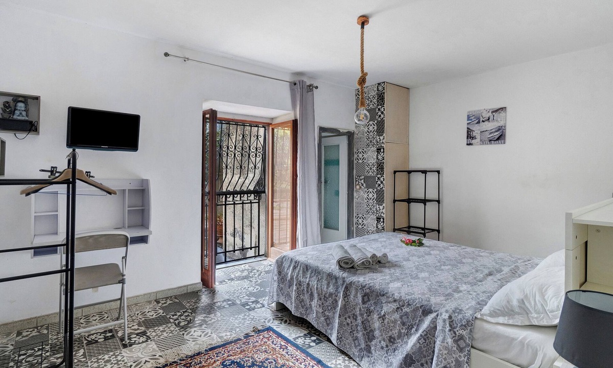 Seiano Bed & Breakfast | Bed and Breakfast 'Camera Claudius In Villa Vista Mare' with Shared Terrace and Wi-Fi