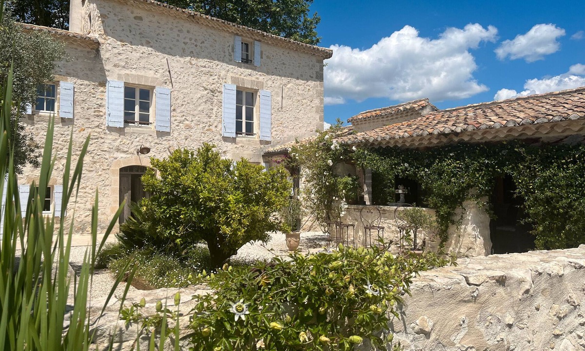 Le Thor Bed & Breakfast | Bed and Breakfast 'La Chambre Du Haras' with Balcony, Wi-Fi and Air Conditioning