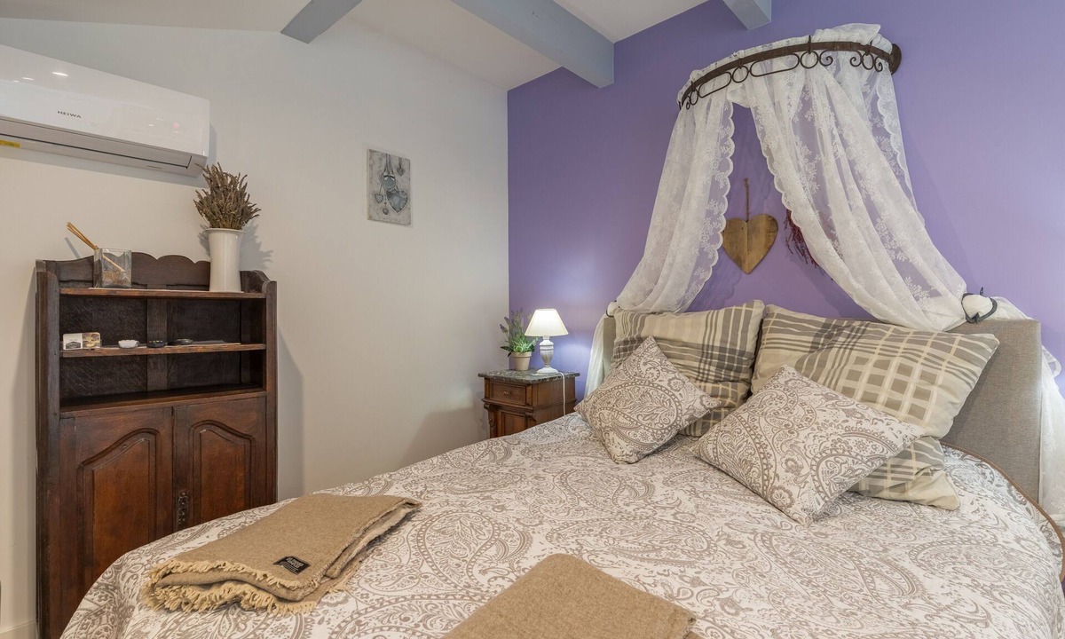 Puget Bed & Breakfast | Bed and Breakfast 'Lavande' with Shared Pool, Wi-Fi and Air Conditioning