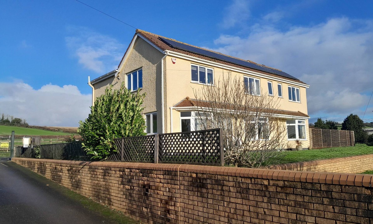 Stanton Drew Bed & Breakfast | Bed and breakfast with views of the stone circles.Double room with en suite 🚽