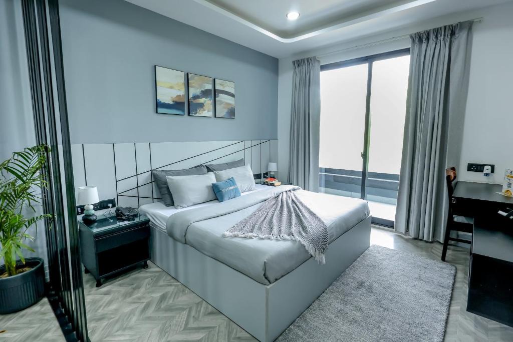 Sushant Lok Apartment | BedChambers Luxury Apartment Near Golf course Road