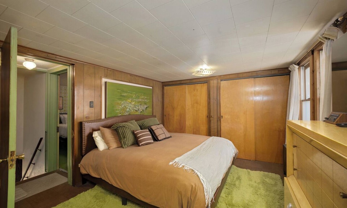 Perryopolis House | Bedroom 1, Retro Vibin' House, 30mi to Pittsburgh