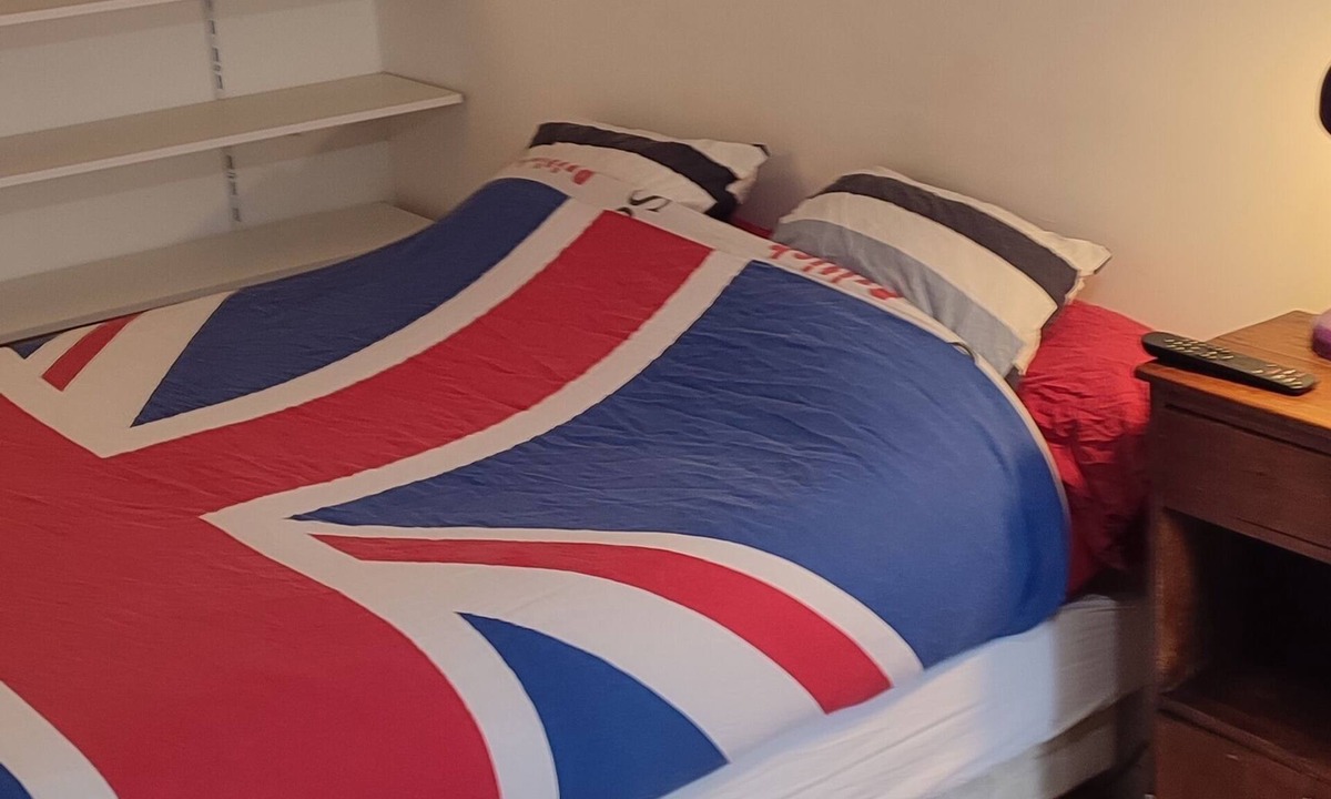 La Croix-Saint-Leufroy Bed & Breakfast | Bedroom with private shower room and WC