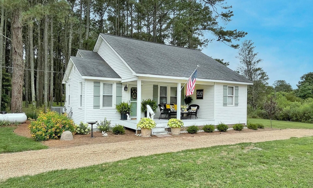 Schley House | "Bee Haven" Cottage Retreat Near Colonial Williamsburg
