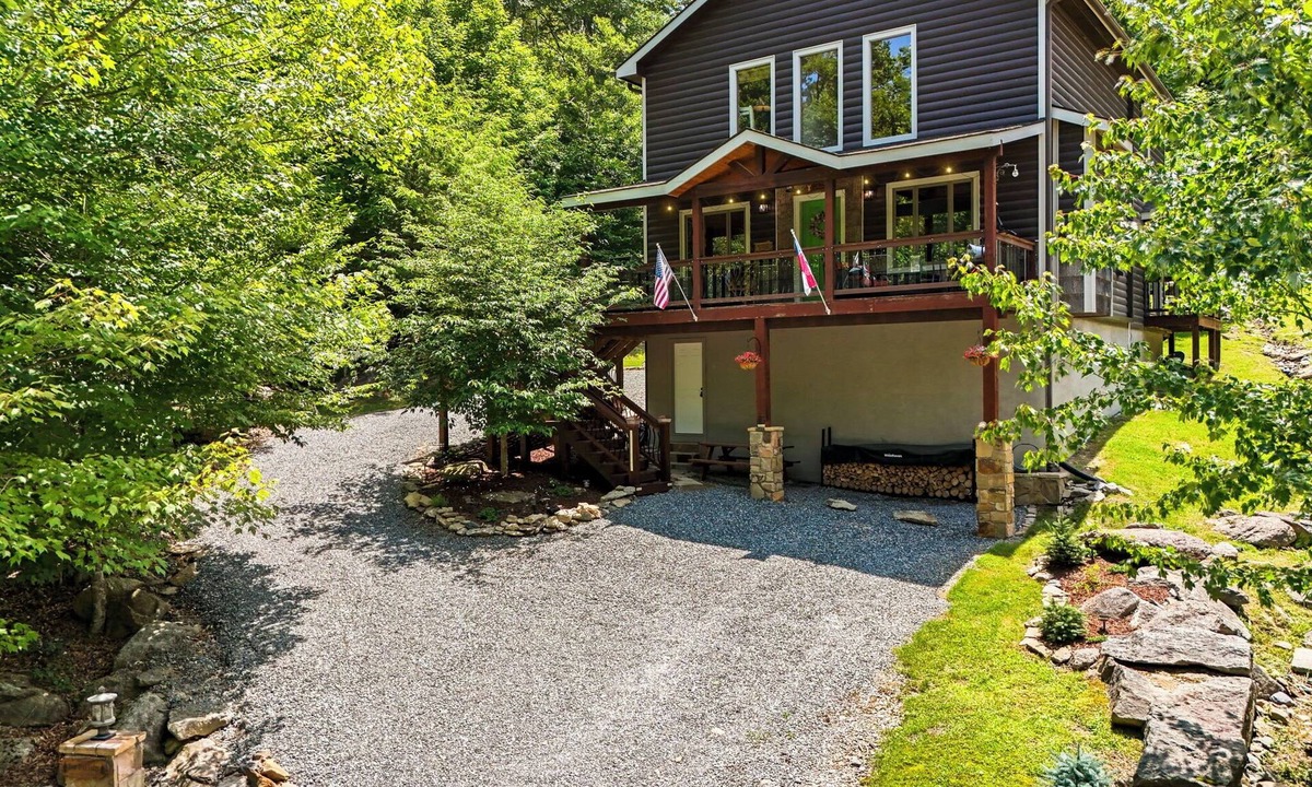 Charter Hills Cabin | BEECH MTN RESORT 2 MILES-4 BR-YARD, SMALL DOG FRIENDLY NO FEE, FIRE PIT, CLEAN