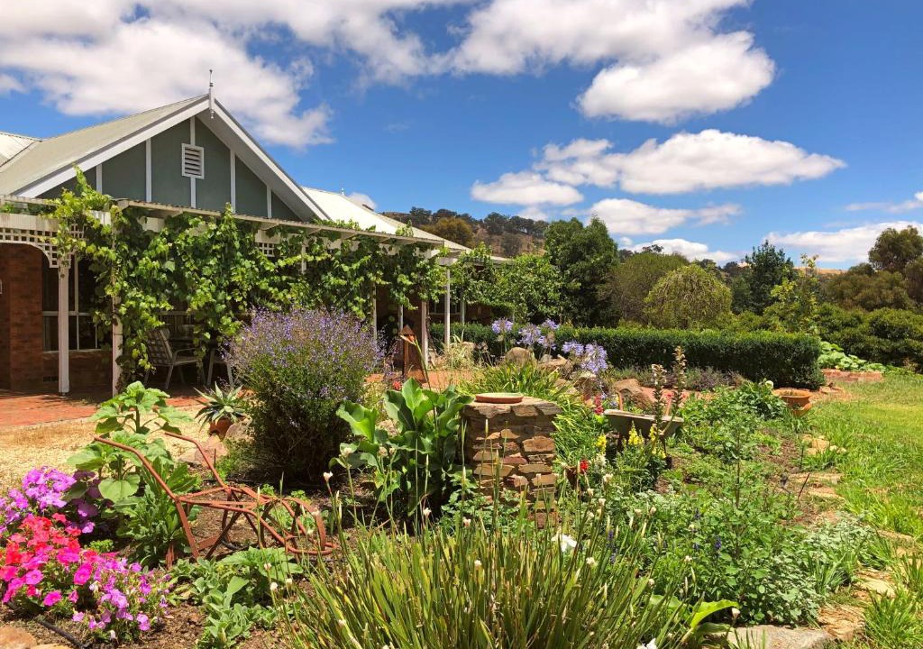 Bonnie Doon House | Belkampar Retreat - Authentic Farm Style Home - Perfect For Families and Large Groups!