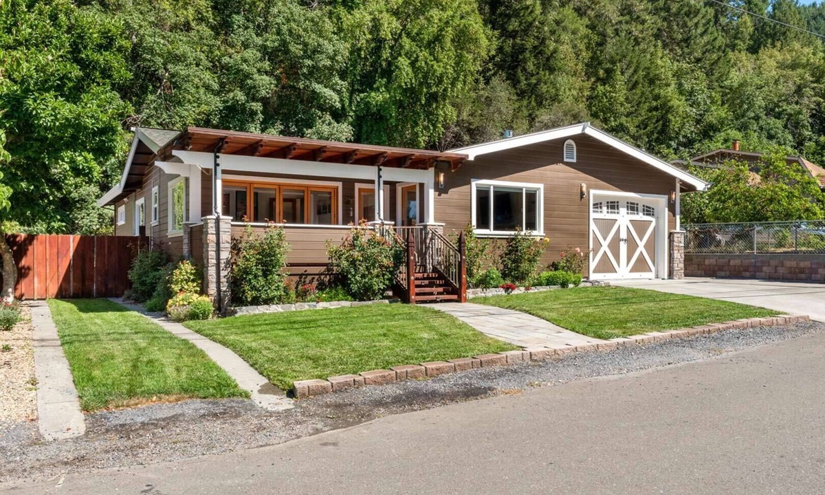 Northwood House | Bella Vita ~ High-End Bungalow with Private Yard