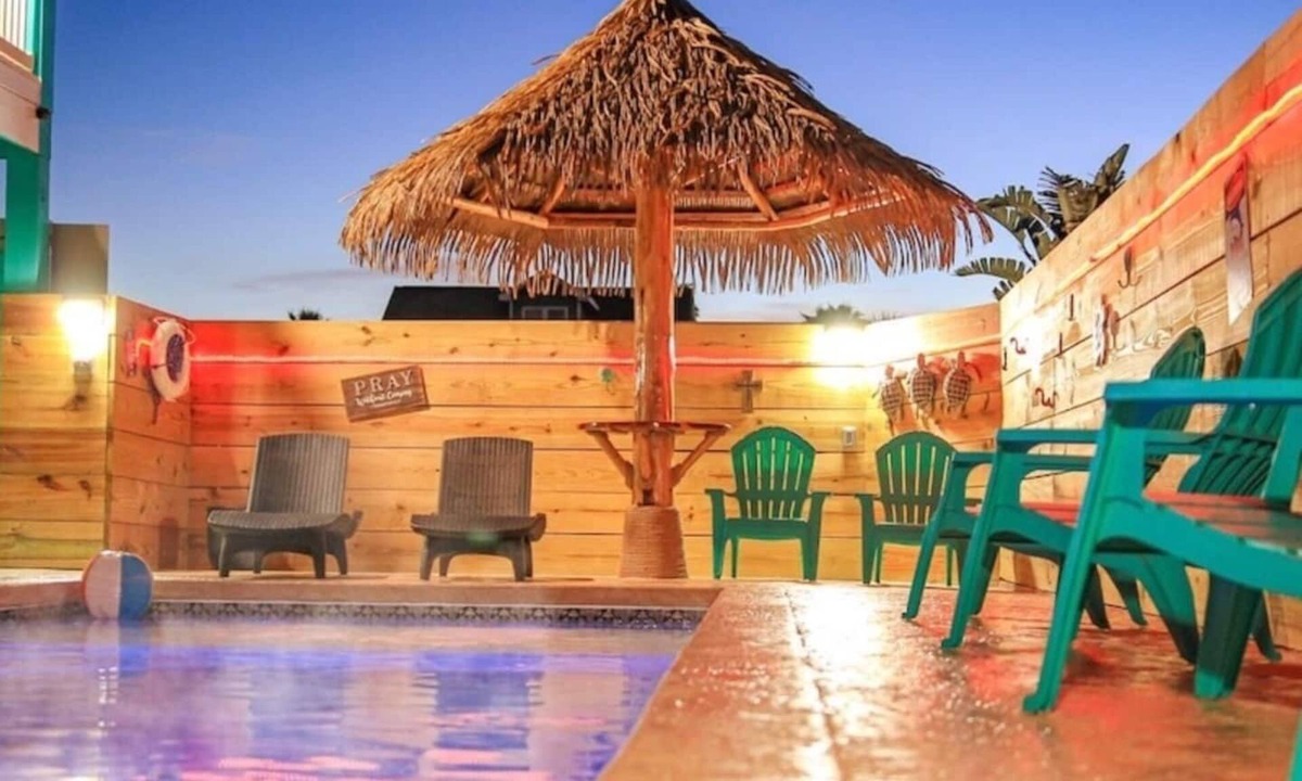 Port Aransas House | Bella Vita is a 2-level beach house in Port Aransas, TX. Pet friendly, golf cart included, private heated pool.