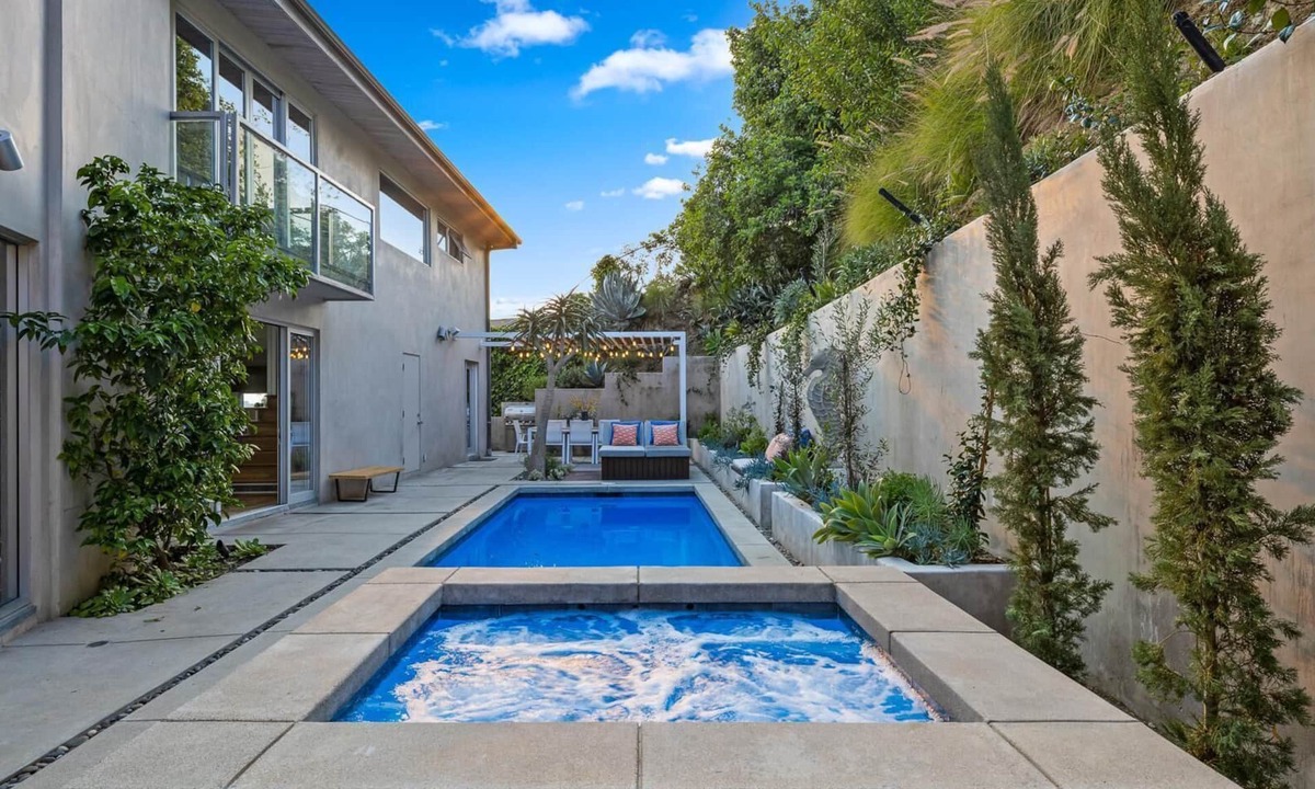 Hollywood Hills West Villa | Belle Horizon - Modern Villa with Expansive Balcony and Views