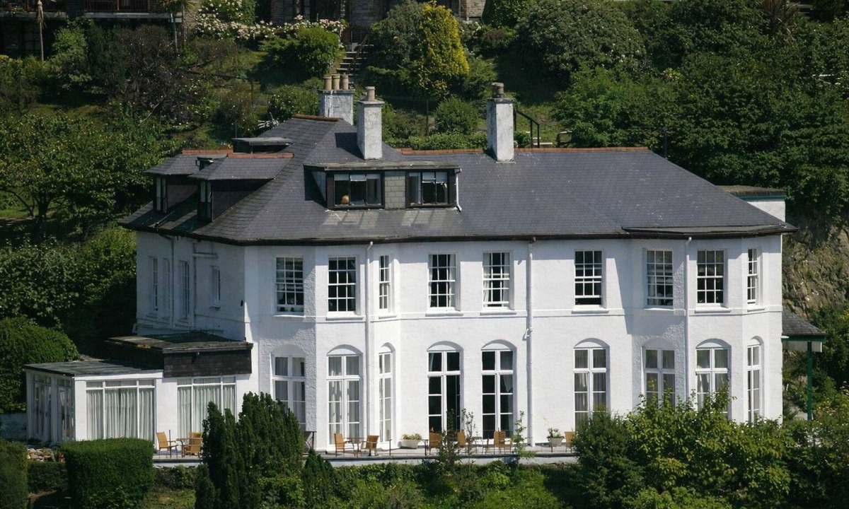Looe House | Bellevue Manor, Pool, Beach, Wedding, Retreat, 10min walk to Looe, Sleeps 24+