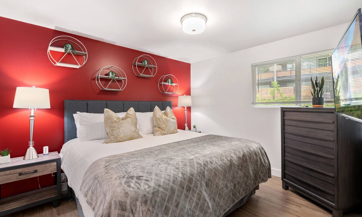 West Bellevue Apartment | Bellevue Way SE Executive Suite - Free Parking + WiFi - Monthly Stays