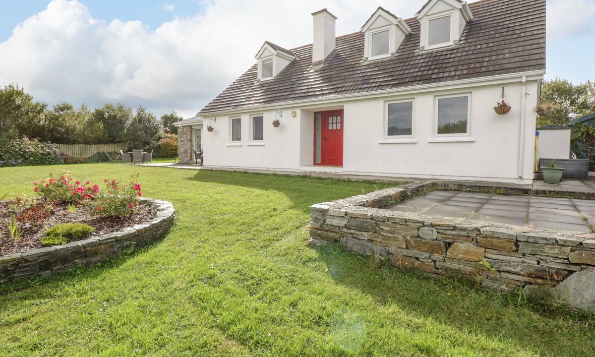 Tully Cottage | BEN VIEW, family friendly, with open fire in Tully, County Galway