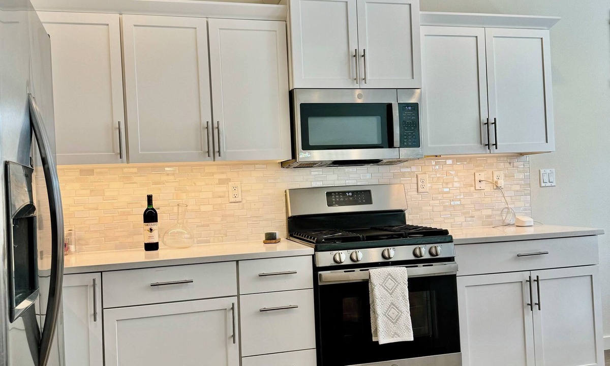 Old Farm District House | Bend Escape for Traveling Pros New, Single Level, Prime Location