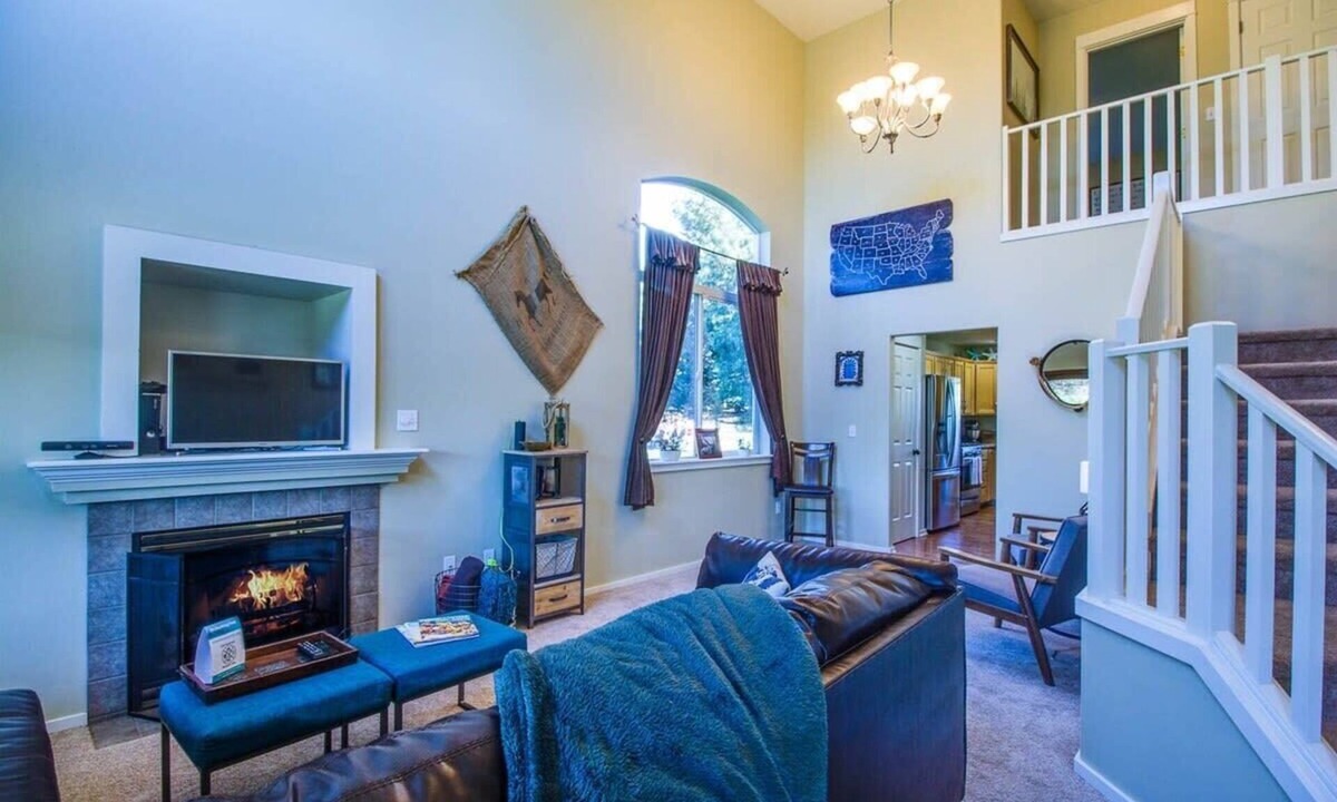 Boyd Acres House | Bend Hideaway w/Huge Yard, Hot Tub & Bikes