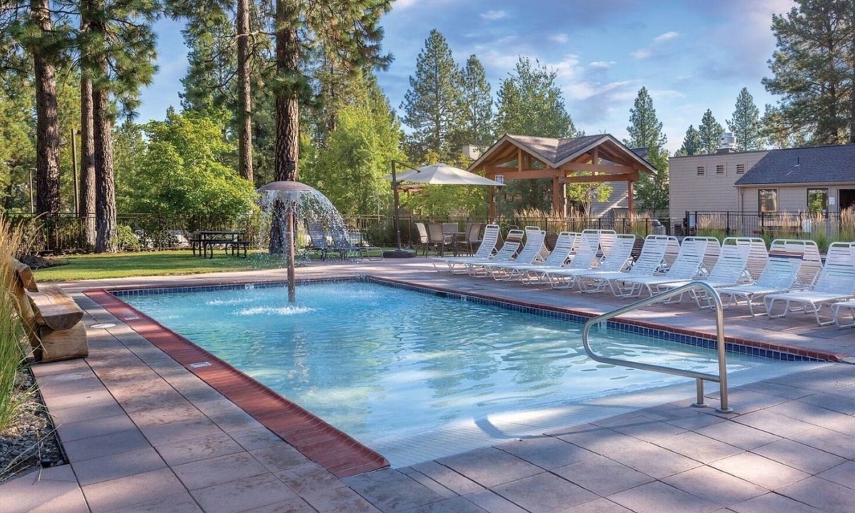 Bend Resort | Bend | Ski Trip Base Stay | Pool + Trails