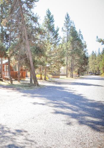 Three Rivers Resort | Bend-Sunriver Camping Resort Two-Bedroom Cabin 7