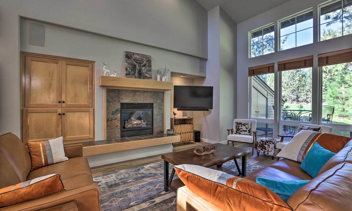 Bend House | Bend Townhome w/Golf Course Views & Private Deck!