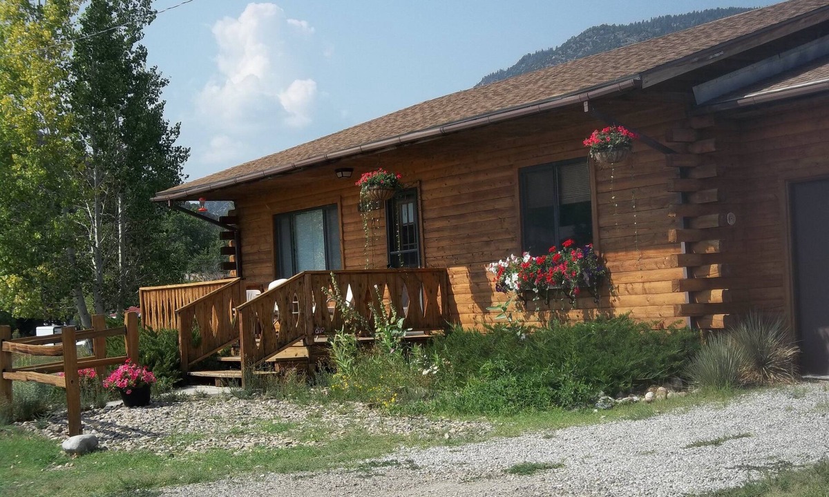 Poncha Springs Cabin | Bender's Log Cabin 'Your Home Away from Home' STR #26-210
