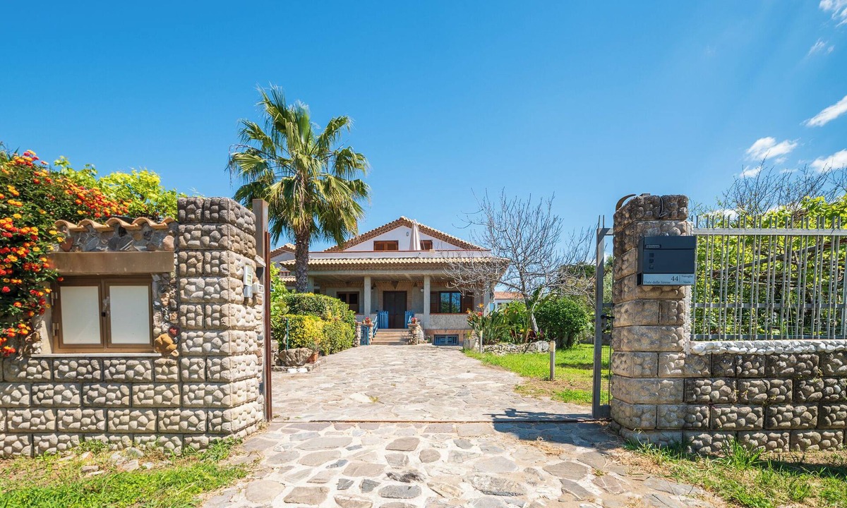 Marina di Ascea Apartment | Benedetta's House is a comfortable vacation home just 150 m from the sea.