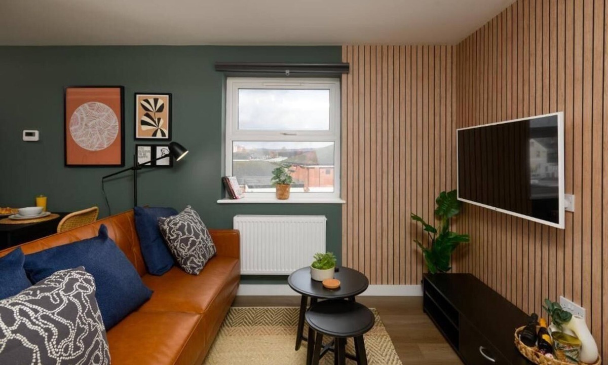 Plasnewydd Apartment | Benjamin Suite Modern 3BR Apartment with Parking