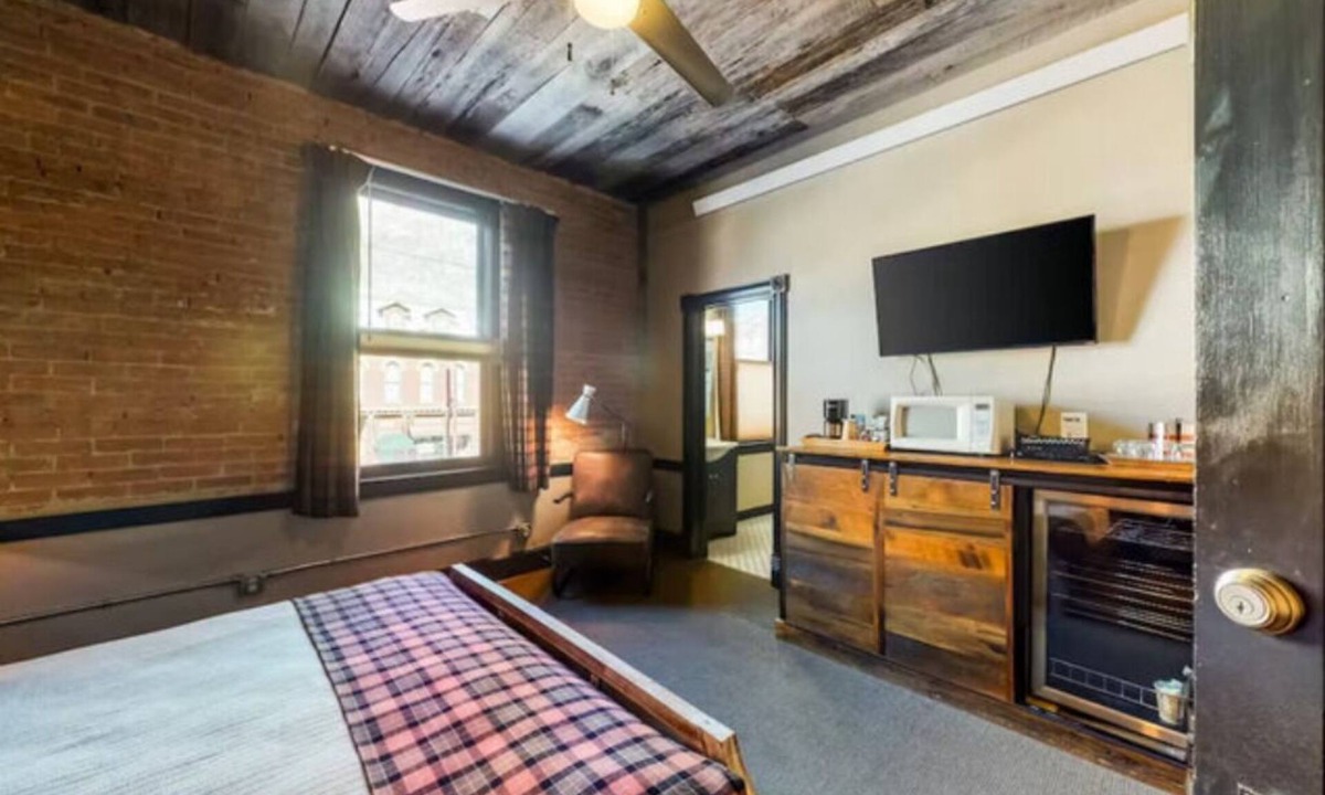 Silverton Hotel | Benson Lodge Room -2