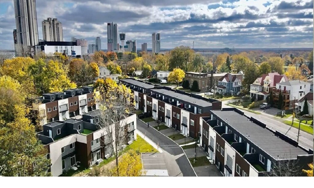 Niagara Falls House | Bentley Commons Luxury 4 Bedroom Townhome in the Fallsview Tourist District