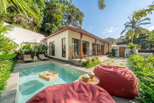 Petulu Villa | Bergamo by DH - Palm Tree Escape with Pool & Spacious Patio