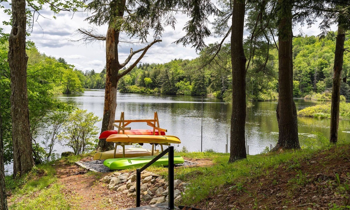 Otis House | Berkshires Winter Ski Retreat – 5BR, 3 Bath, Hot Tub, Firepit, Sleeps 10,