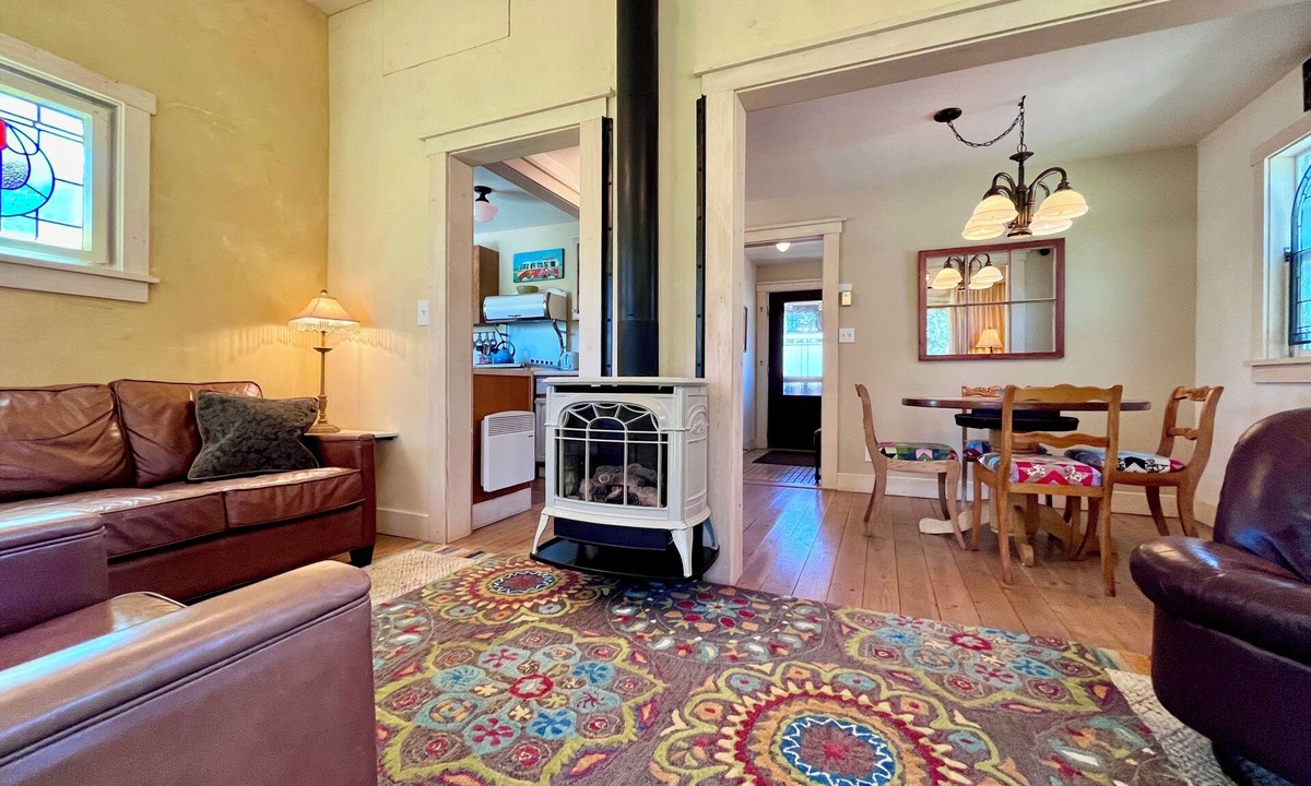Winthrop House | Bernies-Dog Friendly, Cozy 2-bedroom house with River View in Winthrop, WA