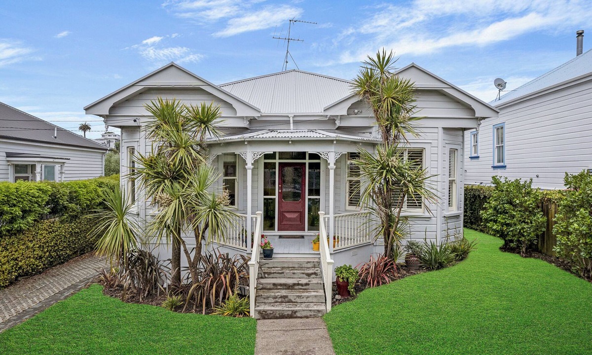 Devonport House | Bespoke Stays - Charming Villa in Devonport