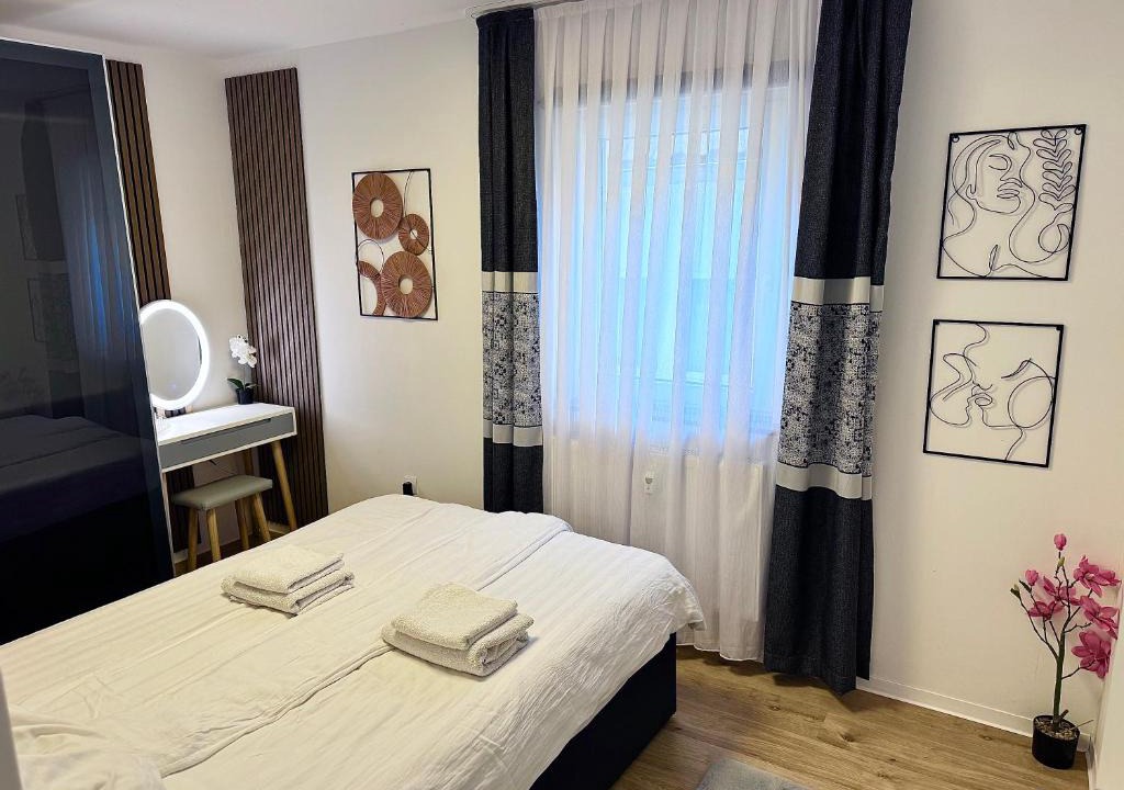 Nidderau Apartment | Best Central Apartment - am Marktplatz - Up to 5 - Next to Frankfurt and Hanau - Coffee and Snacks - Netflix, Prime, Disney
