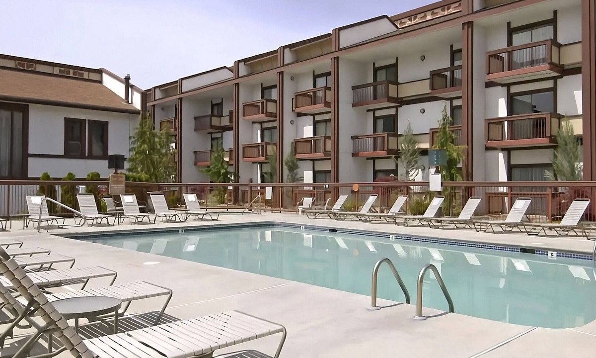 Wenatchee Hotel | Best Choice! 2 Spacious Units, With Outdoor Pool and Free Parking!