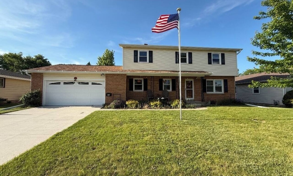 Oshkosh House | Best EAA Location – Walk to AirVenture from This 4BR Home