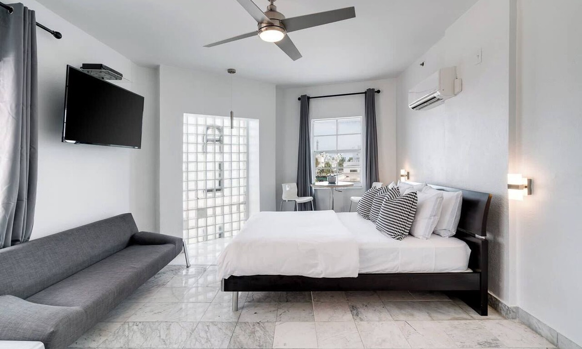 Flamingo/Lummus Condo | Best Location SOBE Top Floor 2 min to beach & fun