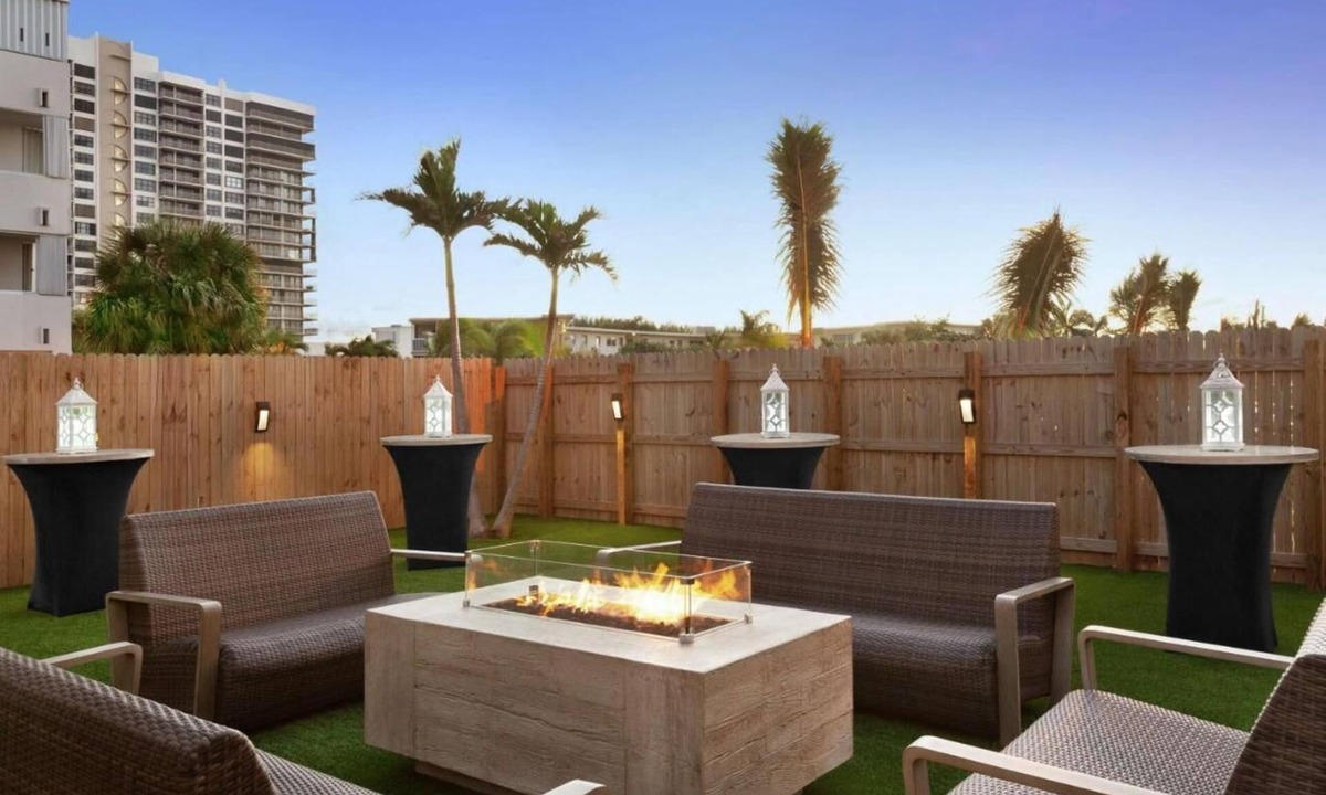 Singer Island Hotel | Best Oceanfront & Cozy Stay | Dining & Near Beach