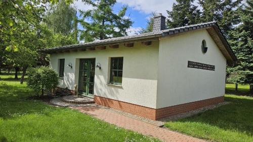 Salzwedel House | Best-Preis Ferienhaus RouteB71 komfortables Ferienhaus für bis zu 3 Personen WLAN Natur Pur