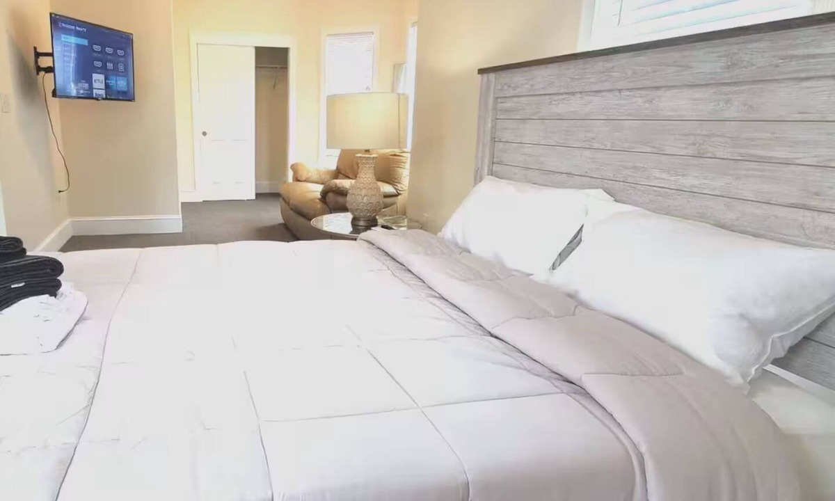 Hartford House | Best Private Group Stay - Sleep 16+ 3 Levels with 3 Baths 2 Kitchens