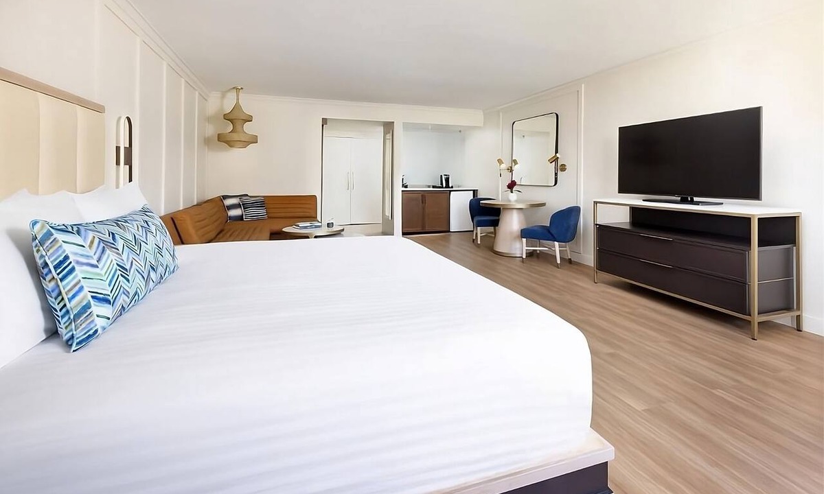 Calabasas Hotel | Best Value, Quality Stay! Pool, Dog-friendly, Walk to Lake Calabasas Park