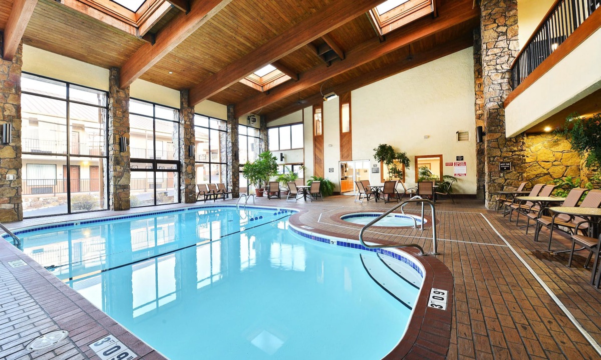 Branson Theater District Hotel | Best Western Center Pointe Inn