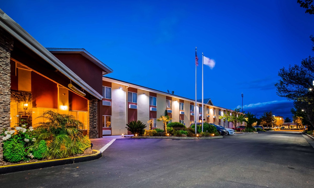 Corning Hotel | Best Western Plus Corning Inn