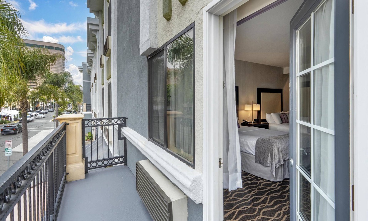 East Village Hotel | Best Western Plus Hotel At The Convention Center