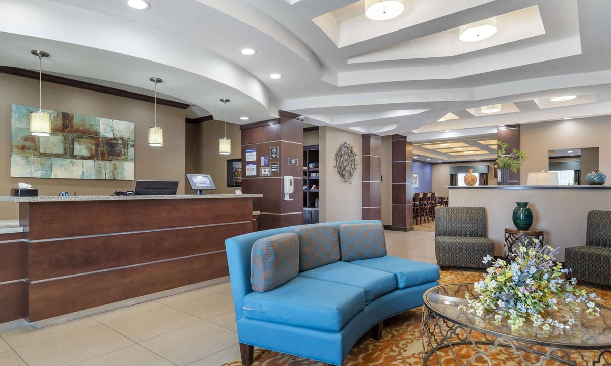 Luling Hotel | Best Western Plus Longhorn Inn & Suites