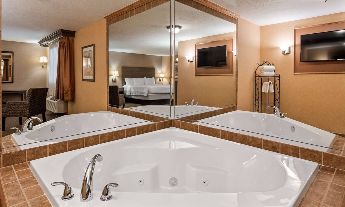 North Canton Hotel | Best Western Plus North Canton Inn & Suites