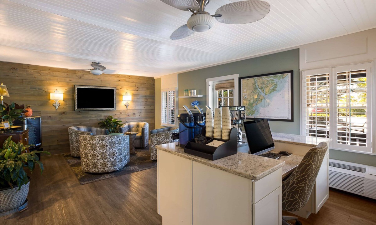 Historic Downtown Hotel | Best Western Sea Island Inn
