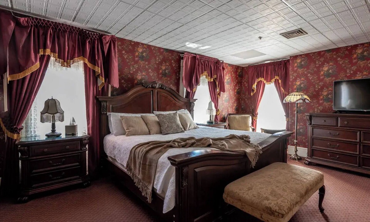 Geneseo Bed & Breakfast | Bethia Room - Big Tree Inn - In-Room Jacuzzi