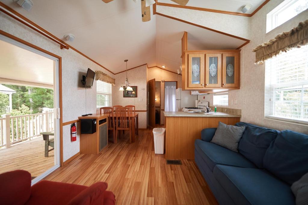 Urbanna House | Bethpage Three-Bedroom Cottage 21