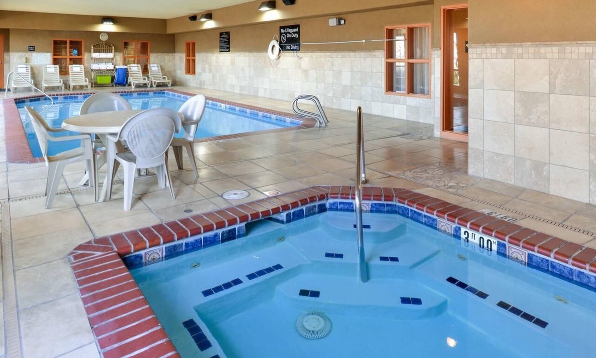 Westside Hotel | Better Choice for your Vacation! 3 Units, Pool, Pets Allowed, Free Parking!