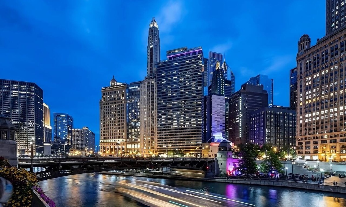 Downtown Chicago Hotel | Better Choice for your Vacation! 2 Relaxing Units with City View, Pets Allowed!